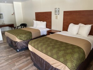 غرفة مزدوجة بتجهيزات أساسية - سريران مزدوجان - لغير المدخنين | مكتب ومكواة/لوح كي وملاءات أسرّة