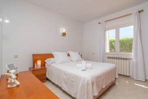 3 slaapkamers, een strijkplank/strijkijzer, gratis wifi, beddengoed