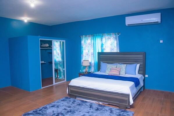 3 bedrooms, desk, iron/ironing board, free WiFi