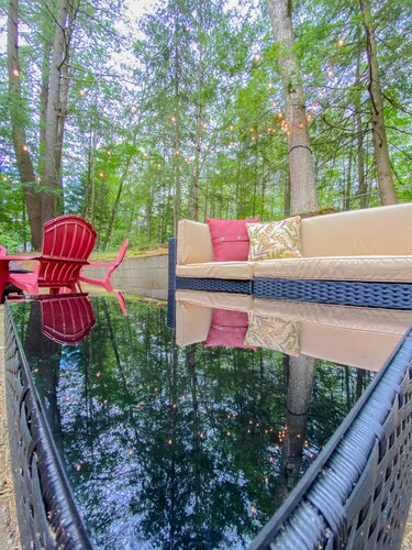 Rustic Log Cabin - Walking Distance to Village!