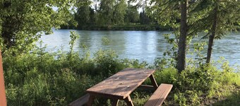 Kenai River Fishing Cabin #4 20 feet from the riverbank!