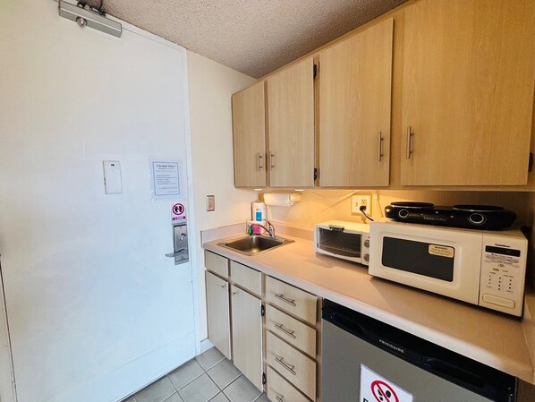 Fridge, microwave, stovetop, coffee/tea maker
