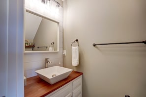 Combined shower/tub, towels, soap, toilet paper