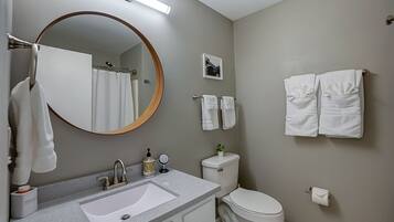 Combined shower/tub, towels, soap, toilet paper