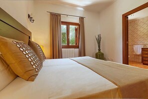 4 bedrooms, iron/ironing board, WiFi, bed sheets