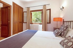 4 bedrooms, iron/ironing board, WiFi, bed sheets