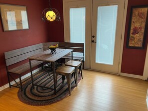 Dining - Cozy Cottage Close to COTA, ACL, SXSW, kids welcome! (Austin)