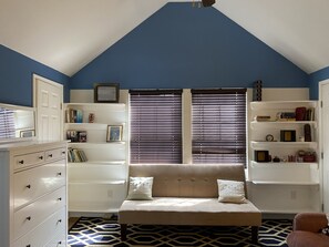 Interior - Cozy Cottage Close to COTA, ACL, SXSW, kids welcome! (Austin)