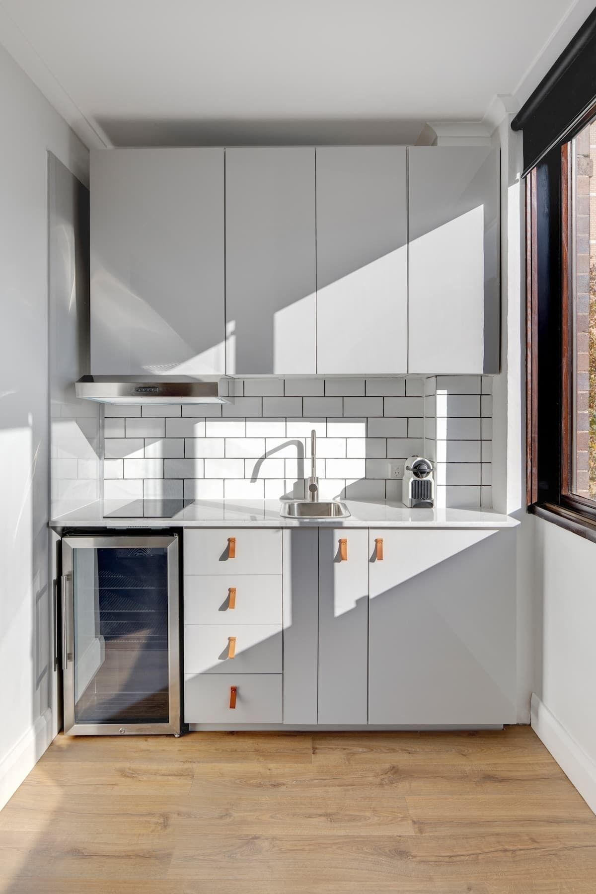 Mikrobølgeovn, kokeplater, kaffetrakter/tekoker og kjøkkenutstyr