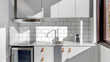 Mikrobølgeovn, kokeplater, kaffetrakter/tekoker og kjøkkenutstyr