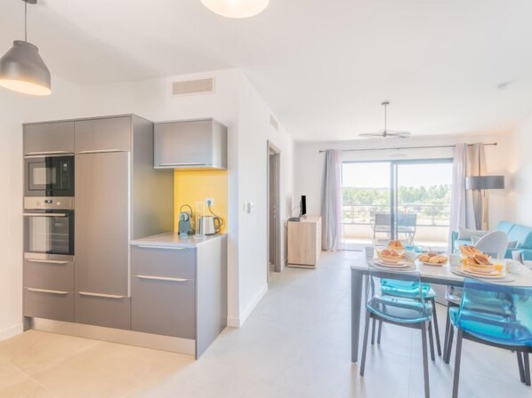 Réfrigérateur, micro-ondes, four, lave-vaisselle