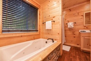 Shower, jetted bath, hair dryer, towels - NEW CABIN🏡#1 KID’S CABIN| PIRATE PLAY SHIP🏴‍☠️MINI GOLF⛳️HOT TUB| LOCATION (Sevierville)