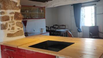 Horno, parrilla de estufa, tetera eléctrica y condimentos