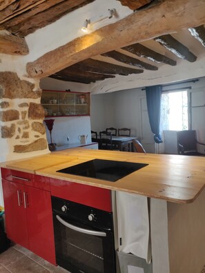 Four, plaque de cuisson, bouilloire électrique, épices