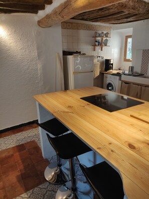 Four, plaque de cuisson, bouilloire électrique, épices