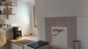 Four, plaque de cuisson, bouilloire électrique, épices