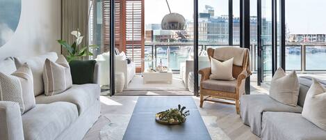 Télévision, livres, chaîne hi-fi, espaces bureaux