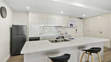 Réfrigérateur, four, lave-vaisselle, grille-pain