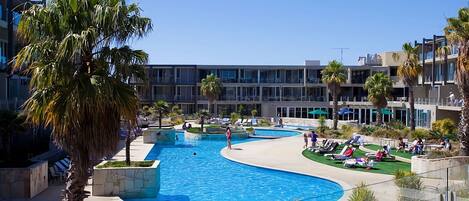 Una piscina cubierta, una piscina climatizada