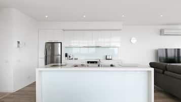 Kühlschrank, Herdplatte, Geschirrspüler, Toaster