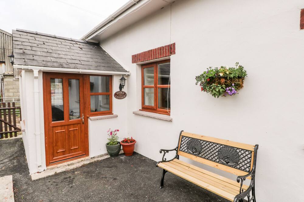 STABLE COTTAGE, pet friendly, with a garden in Haverfordwest
