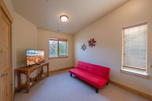 Una Smart TV, una chimenea, videojuegos, un reproductor de DVD