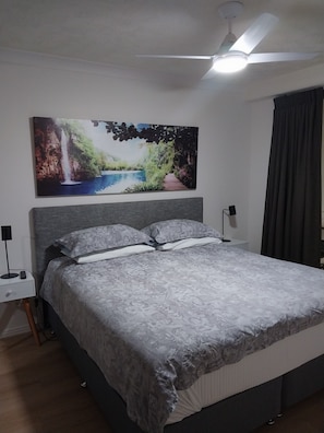 2 soverom, strykejern/-brett, reiseseng for barn og sengetøy