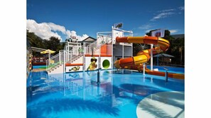 Utendørsbasseng og et oppvarmet basseng