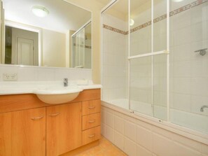 Kombinert dusj/badekar, hårføner, håndklær og såpe