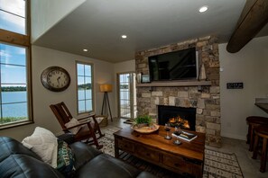 Een smart-tv, een open haard en een dvd-speler