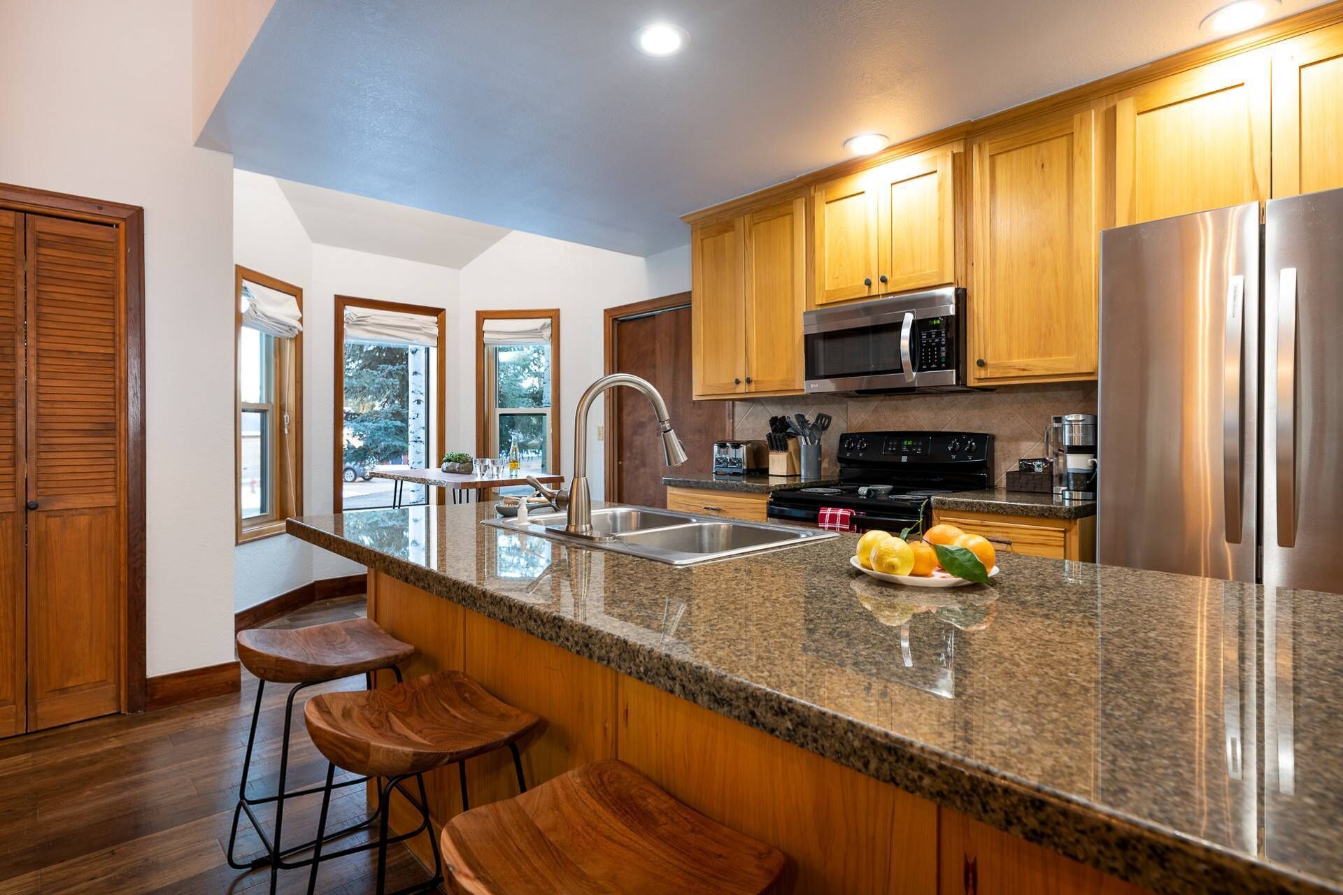 Coffee/tea maker, fridge, microwave, dishwasher