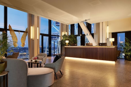 Lobby. Adina Apartment Hotel Munich