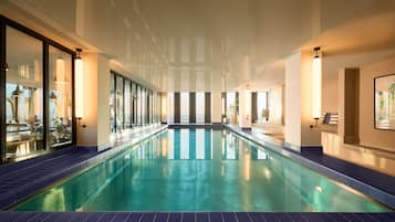 Indendørs pool, åben fra kl. 06.30 til kl. 22.00, liggestole