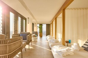 Kolam renang indoor, dengan kursi berjemur