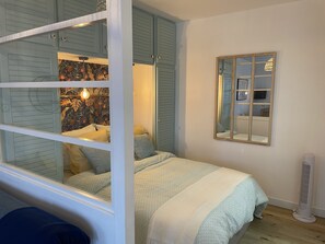 1 slaapkamer, een strijkplank/strijkijzer, reisbedje, gratis wifi