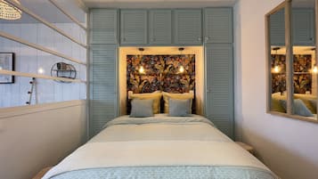 1 habitación, tabla de planchar con plancha y cuna de viaje