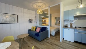 En moderne lejlighed med opholdsstue, spiseområde og køkken.