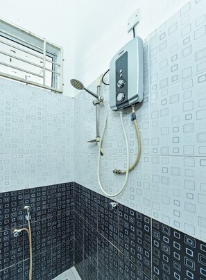 Apartamento, 3 habitaciones | Baño | Ducha, bidé y toallas