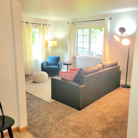Smart TV, offices. Quick 5-min drive to West Lake from Milford