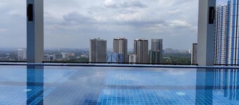 Capital O 804 The Residences at Bonifacio Civic Center