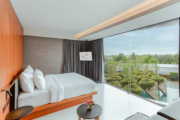 Superior Room, Pool View | Blackout curtains, free WiFi, bed sheets