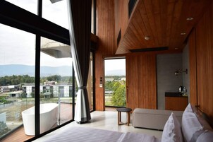 Premier Room, Bathtub | Blackout drapes, free WiFi, bed sheets