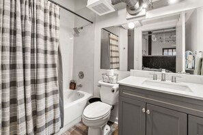 Combined shower/bathtub, hair dryer, towels