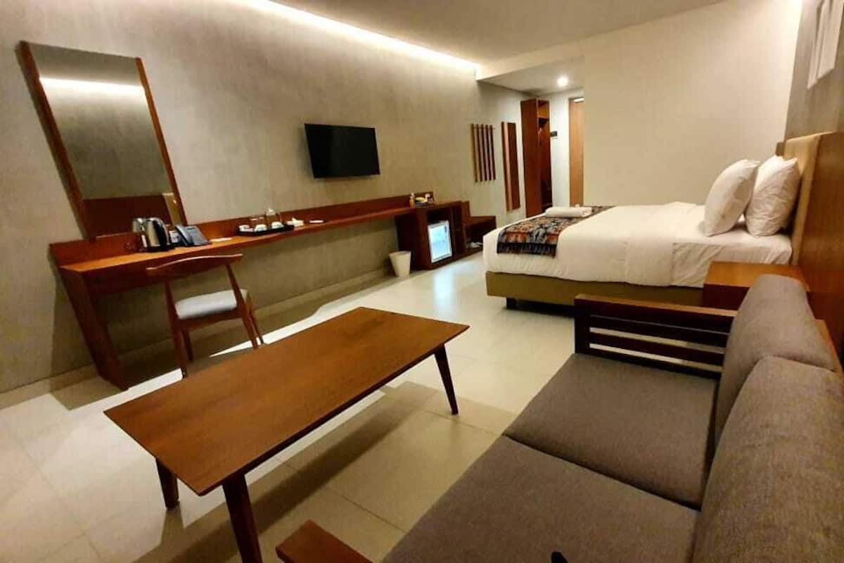 1 bedroom, desk, iron/ironing board, rollaway beds