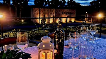 Melayani sarapan, makan siang, dan makan malam