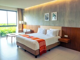 办公桌、熨斗/熨板、折叠床/加床（额外收费）、免费 WiFi