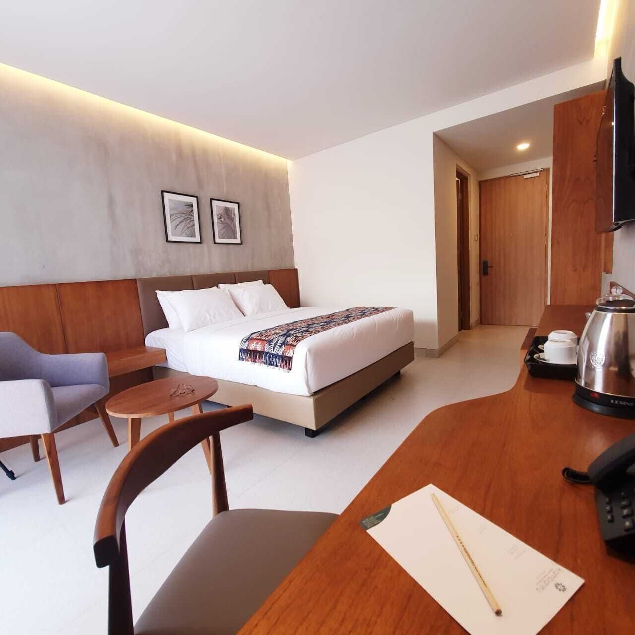 Desk, iron/ironing board, rollaway beds, free WiFi