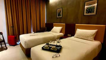 1 bedroom, desk, iron/ironing board, rollaway beds