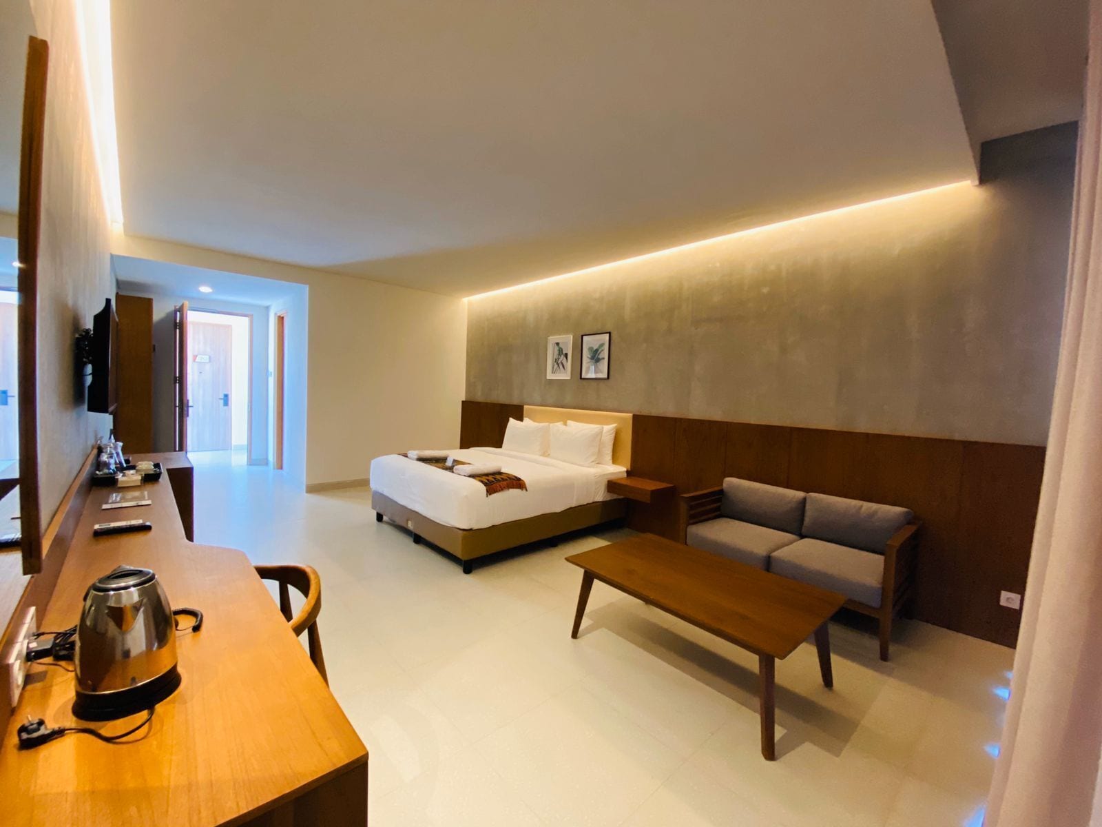 Bureau, fer et planche à repasser, lits pliants/supplémentaires