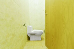 Shower, towels - Hotel O Rb Homestay & Farms (Kuching)